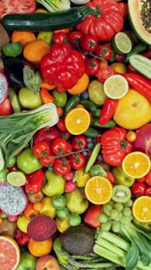 Çeşitli Taze Meyveler ve Sebzeler. Kamera Hareket Kontrol Sistemi 'ne yerleştirildi. High Speed Cinema Camera 'da çekilmiştir. Kamera hareket halinde. Dikey Görünüm Oranı.