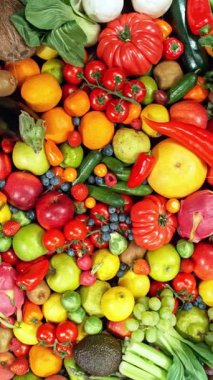 Çeşitli Taze Meyveler ve Sebzeler. Kamera Hareket Kontrol Sistemi 'ne yerleştirildi. High Speed Cinema Camera 'da çekilmiştir. Kamera hareket halinde. Dikey Görünüm Oranı.