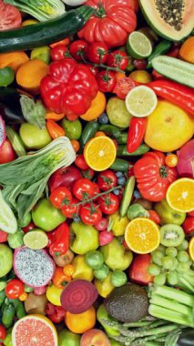 Çeşitli Taze Meyveler ve Sebzeler. Kamera Hareket Kontrol Sistemi 'ne yerleştirildi. High Speed Cinema Camera 'da çekilmiştir. Kamera hareket halinde. Dikey Görünüm Oranı.