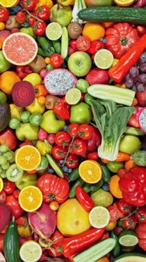 Çeşitli Taze Meyveler ve Sebzeler. Kamera Hareket Kontrol Sistemi 'ne yerleştirildi. High Speed Cinema Camera 'da çekilmiştir. Kamera hareket halinde. Dikey Görünüm Oranı.