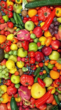 Çeşitli Taze Meyveler ve Sebzeler. Kamera Hareket Kontrol Sistemi 'ne yerleştirildi. High Speed Cinema Camera 'da çekilmiştir. Kamera hareket halinde. Dikey Görünüm Oranı.