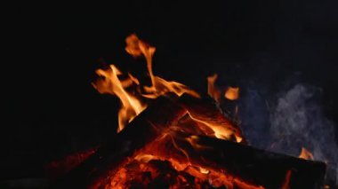 Kara Arkaplan 'da izole edilmiş bir kamp ateşi. Kara Arkaplanda Yanan Ahşap Kütükler.