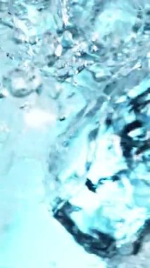 Suda dönen buz küplerinin süper yavaş hareketi. Yüksek hızlı sinema kamerası, 1000 fps. Sualtı bileşimi. Dikey görünüm oranı.