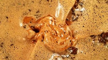 Kahveyle Köpüğü Detaylı Karıştırma Süper Yavaş Hareketi. Yüksek Hız Sineması Kamerası 'nda çekildi, 1000fps. Üst Alt Bileşimi. 
