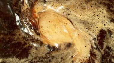 Kahveyle Köpüğü Detaylı Karıştırma Süper Yavaş Hareketi. Yüksek Hız Sineması Kamerası 'nda çekildi, 1000fps. Üst Alt Bileşimi. 