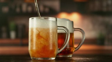 Long Pint 'e Süper Yavaş Bira Dökümü. High Speed Cinema Camera 'da çekildi, 1000 fps. Görüntü Endüstriyel Arkaplanda.