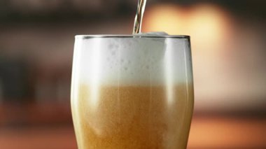 Long Pint 'e Süper Yavaş Bira Dökümü. High Speed Cinema Camera 'da çekildi, 1000 fps. - Yakın çekim. Hız Rampası Efekti.