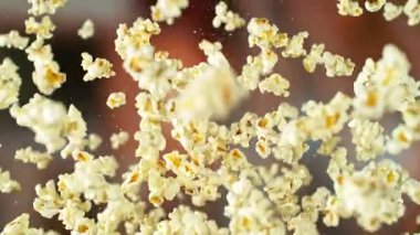 Süper Yavaş Uçan Patlamış Mısır Hareketi. Arka plandaki Görüntü Özeti. Yüksek Hız Sineması Kamerası 'nda çekildi, 1000fps. Hız Rampası Efekti.