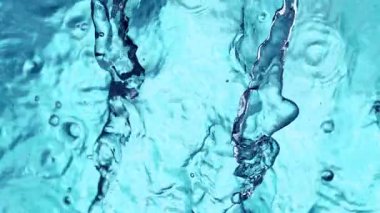 Mavi Su Dalgalarının Süper Yavaş Hareketi. High Speed Cinema Camera 'da çekildi, 1000 fps. Üst Çekim Bileşimi, Mavi Arkaplanda İzole Edildi.