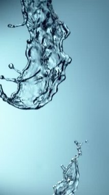 Uçan Su Sıçratmalarının Süper Yavaş Hareketi. Yüksek Hız Sineması Kamerası 'nda çekildi, 1000fps. Dikey Görünüm Oranı.