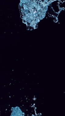 Uçan Su Sıçratmalarının Süper Yavaş Hareketi. Yüksek Hız Sineması Kamerası 'nda çekildi, 1000fps. Dikey Görünüm Oranı.