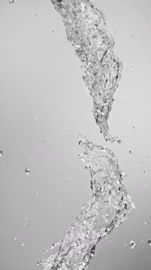 Uçan Su Sıçratmalarının Süper Yavaş Hareketi. Yüksek Hız Sineması Kamerası 'nda çekildi, 1000fps. Dikey Görünüm Oranı.