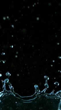 Uçan Su Sıçratmalarının Süper Yavaş Hareketi. Yüksek Hız Sineması Kamerası 'nda çekildi, 1000fps. Dikey Görünüm Oranı.