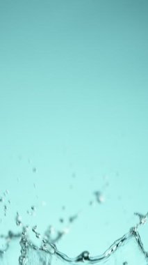 Uçan Su Sıçratmalarının Süper Yavaş Hareketi. Yüksek Hız Sineması Kamerası 'nda çekildi, 1000fps. Dikey Görünüm Oranı.