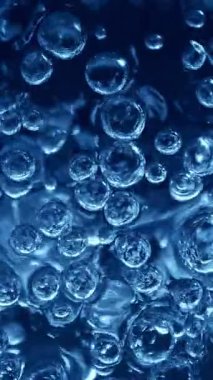 Köpüren Mavi Suyun Süper Yavaş Hareketi. Ekstrem Makro Vuruş, Soyut Doku. High Speed Cinema Camera 'da çekildi, 1000 fps. Dikey Görünüm Oranı.