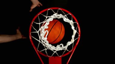 Basketbolcunun Topu Atması ve Basket Vuruşu 'nun Süper Yavaş Hareketi. Yüksek Hız Sinema Kamerası, 1000fps.