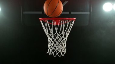 Basketbol topunun sepete vuruşunun süper yavaş çekimi. Yüksek hızlı sinema kamerasıyla çekildi, 1000fps. Kamera hareket halinde.