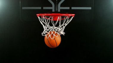 Basketbolcunun Topu Atması ve Basket Vuruşu 'nun Süper Yavaş Hareketi. Yüksek Hız Sineması Kamerası 'nda çekildi, 1000fps. Hız Rampası Efekti.