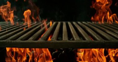 Boş Izgara Ağı ile Ateşin Süper Yavaş Hareketi. High Speed Cinema Camera 'da çekilmiştir. Kara Arkaplanda İzole Edilmiş.