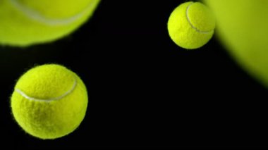 Düşen Tenis Toplarının Süper Yavaş Hareketi. Kara Arkaplan 'da izole edilmiş. Üst Manzara. Yüksek Hız Sinema Kamerası, 1000fps.