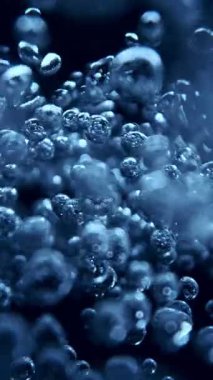 Köpüren Mavi Suyun Süper Yavaş Hareketi. Ekstrem Makro Vuruş, Soyut Doku. High Speed Cinema Camera 'da çekildi, 1000 fps. Dikey Görünüm Oranı.