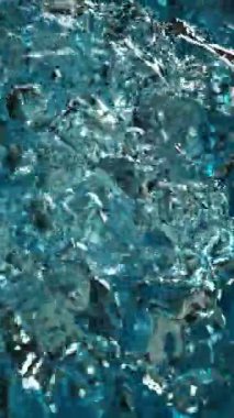 Detaylı Su Dalgalarının Süper Yavaş Hareketi. High Speed Cinema Camera 'da çekildi, 1000 fps. Su Tüneli 'nin dokusu, yukarıdan çekilmiş. Dikey Görünüm Oranı.