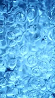 Köpüren Mavi Suyun Süper Yavaş Hareketi. Ekstrem Makro Vuruş, Soyut Doku. High Speed Cinema Camera 'da çekildi, 1000 fps. Dikey Görünüm Oranı.