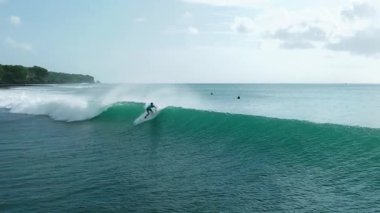 Ağır çekim sörfçü Bali 'de güçlü bir okyanus dalgasına biniyor. Dinamik Hareket Sörf, Macera, Seyahat ve Yaşam Tarzı Konseptleri için Mükemmel. Sinematik ve Enerjik Titreşimler.