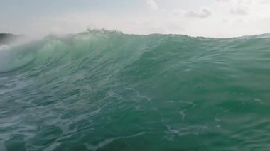 Yavaş Hareketli Okyanus Dalgası Bali 'de kıyıya çarpıyor. Sörf, seyahat ve doğa kavramları için mükemmel. Dinamik ve Sinema Sahil Enerjisi.