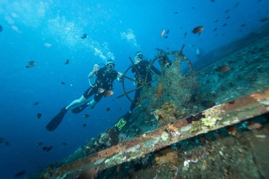 İki Dalgıç, Endonezya 'nın Bali adasındaki Dalış Alanında Gevşek Enkaz' ı Keşfeder. Sualtı Keşfi, Scuba Dalış Sporu.