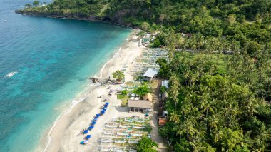 Güzel Pasir Putih Sahili 'nin ya da Virgin Sahili' nin havadan görünüşü. Bali, Endonezya. Bir sürü renkli şemsiyeli ve küçük ahşap botlu Beyaz Kum Plajı olarak bilinir..