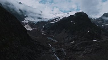 İsviçre Alpleri 'ndeki Ağır Uçuşlar, Yazın Yüksek Dağ Tepeleriyle çevrili dramatik bir Kısmi Bulutlu Gökyüzü ve İleri Bakış Akışı.