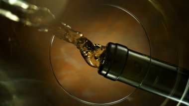 Bardağa beyaz şarap dolduruyorum, Macro shot. Aynanın İçinden Eşsiz Kompozisyon Çekimi.