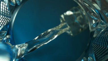 Bardağa votka dolduruyorum, Macro shot. Aynanın İçinden Eşsiz Kompozisyon Çekimi.