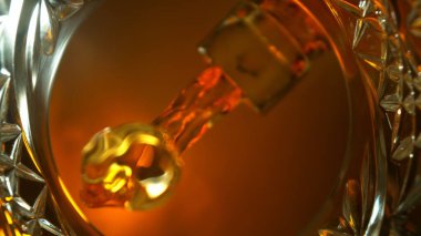 Viskiyi bardağa boşalt, Macro shot. Aynanın İçinden Eşsiz Kompozisyon Çekimi.