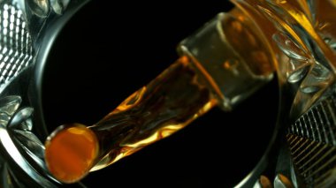 Viskiyi bardağa boşalt, Macro shot. Aynanın İçinden Eşsiz Kompozisyon Çekimi.