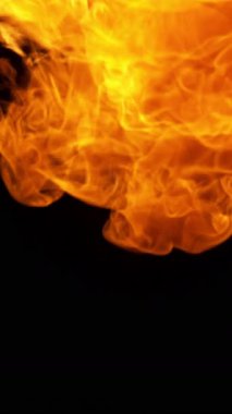 Süper Yavaş Ateş Patlaması Kara Arkaplanda izole edildi. High Speed Cinema Camera 'da çekildi, 1000 fps. Dikey Görünüm Oranı.