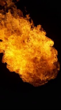 Süper Yavaş Ateş Patlaması Kara Arkaplanda izole edildi. High Speed Cinema Camera 'da çekildi, 1000 fps. Dikey Görünüm Oranı.