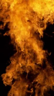 Süper Yavaş Ateş Patlaması Kara Arkaplanda izole edildi. High Speed Cinema Camera 'da çekildi, 1000 fps. Dikey Görünüm Oranı.