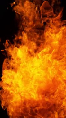 Süper Yavaş Ateş Patlaması Kara Arkaplanda izole edildi. High Speed Cinema Camera 'da çekildi, 1000 fps. Dikey Görünüm Oranı.