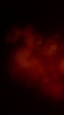 Extreme Close-Up 'ta Süt İçeceğinin Süper Yavaş Hareketi. High Speed Cinema Camera 'da çekildi, 1000 fps. Dikey Bileşim.