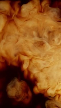 Extreme Close-Up 'ta Süt İçeceğinin Süper Yavaş Hareketi. High Speed Cinema Camera 'da çekildi, 1000 fps. Dikey Bileşim.