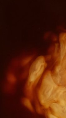 Extreme Close-Up 'ta Süt İçeceğinin Süper Yavaş Hareketi. High Speed Cinema Camera 'da çekildi, 1000 fps. Dikey Bileşim.