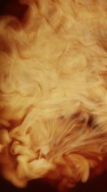 Extreme Close-Up 'ta Süt İçeceğinin Süper Yavaş Hareketi. High Speed Cinema Camera 'da çekildi, 1000 fps. Dikey Bileşim.