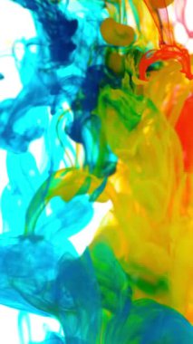 Suda Renkli Boyaların Süper Yavaş Hareketi. Beyaz Arka plan 'da izole edilmiş. Yüksek Hız Sineması Kamerası 'nda çekildi, 1000fps. Dikey Görünüm Oranı.