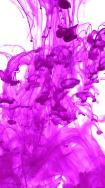 Suda Renkli Boyaların Süper Yavaş Hareketi. Beyaz Arka plan 'da izole edilmiş. Yüksek Hız Sineması Kamerası 'nda çekildi, 1000fps. Dikey Görünüm Oranı.