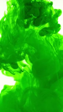 Suda Renkli Boyaların Süper Yavaş Hareketi. Beyaz Arka plan 'da izole edilmiş. Yüksek Hız Sineması Kamerası 'nda çekildi, 1000fps. Dikey Görünüm Oranı.