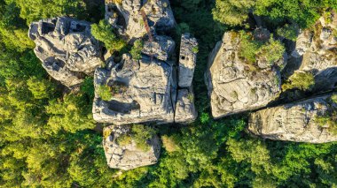Orman, Orta Avrupa 'daki Güzel Çek Kayaları' nın varsayılan Havadan Görünümü. Yaz Doğa Manzarası.