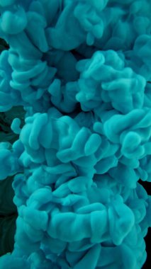 Suyun Altında Mavi Mürekkep Soyut Şekli. Kara Arkaplan 'da izole edilmiş. Dikey Görünüm Oranı.