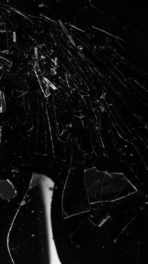 Kirli Cam, Büyük Parçalara Bölündü. Bir sürü Kırık ve Kırık Parçalı Bir Cam Parçası. Kara Arkaplanda İzole Edilmiş.